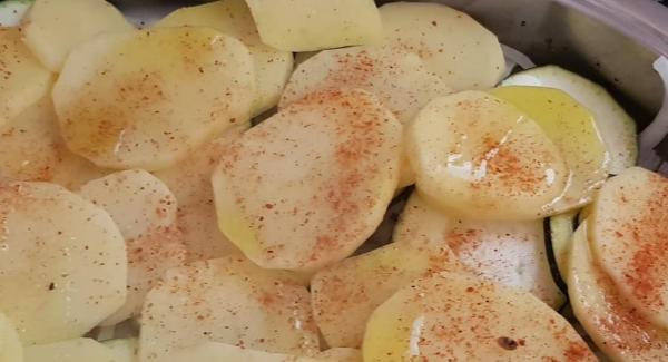 Ponemos la patata, cebolla y calabacín en la oval, añadimos el vino un chorrito de aceite y salpimentamos al gusto