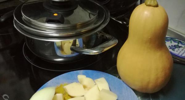 Lavamos bien la calabaza,( opcional podemos agregar unas patatas y unas zanahorias y media cebolla y con la mitad de la calabaza nos sirve para hacer un rico puré