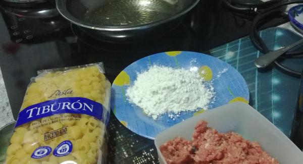 Prepararemos los ingredientes,arreglaremos y amasaremos la carne picada , con un poco de sal ,orégano,perejil, un huevo y dos ajitos picados , amasaremos