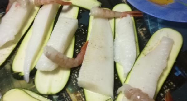 Mientras salpimentaremos el calabacín y los filetes de lenguado , pondremos un filete de calabacín ,encima uno de lenguado y un langostino , dejaremos fuera la cola del langostino enrollaremos y pincharemos con un palillo para cerrar el rollito