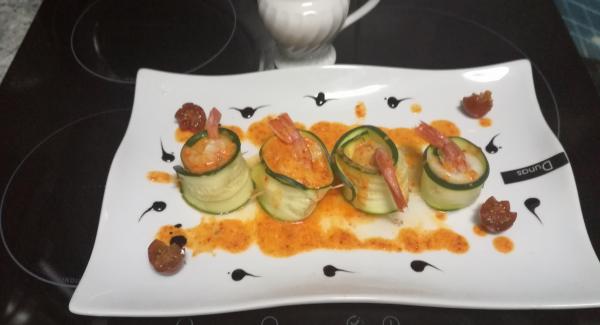 Rollitos de calabacín rellenos con lenguado y langostino  con salsa de whisky y pimientos del piquillo con reducción de Pedro Ximénez