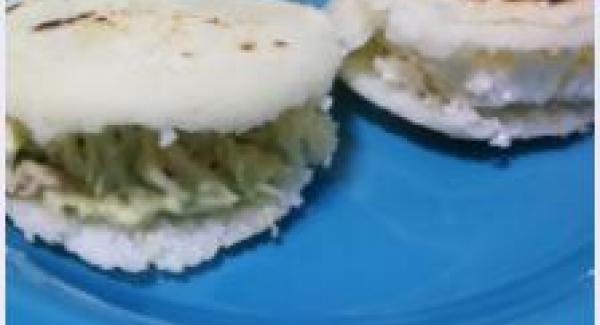 1.Cortamos las arepas por la mitad longitudinalmente, sin llegar al fondo, y metemos dentro el relleno caliente.