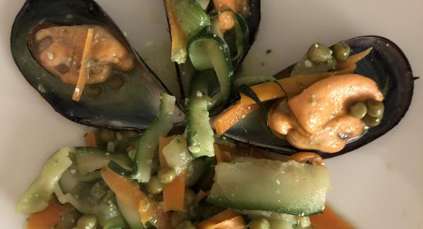 Salteado de verduras y mejillones con salsa pesto