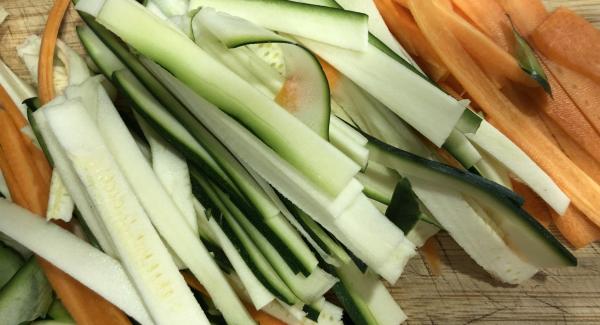 Preparamos las verduras cortadas en láminas ( se puede ayudar uno con una mandolina) y a su vez lo cortamos en tiras.