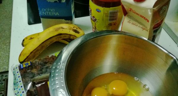 Preparamos todos ingredientes  y en un bol batiremos los huevos, pondremos la cucharada de cacao, las 4 cucharadas de pasas, 4 cucharadas de azúcar moreno y batiremos,