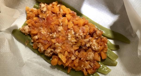 Vamos montando el plato pero antes forramos la olla con papel de horno. Ponemos las judías verdes haciendo una capa hasta que quede hecha la forma de un cuadrado o rectángulo.