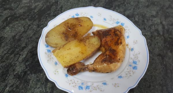 Limpiamos bien el pollo. Le ponemos dentro limón y tomillo.  Por fuera echamos sal, pimienta y especias las que queremos. Lo dejamos minimo 20 m que coja el sabor.

2°. Lavamos bien las patatas y cortamos por la mitad con la piel y todo, le damos unos cortes sin llegar a cortar del todo y le echamos sal y pimienta.

3°. Ponemos la unidad en el navigenio al 6 en chuleta, cuando avise ponemos el pollo por la parte más fina y sellamos. Así por todos los lados. Una vez sellados, tiene que quedar con la pechuga hacia abajo.

4°. Ponemos las patatas encima y programamos 40 m . El navigenio al 5 en zanahoria, cuando avise bajamos al 2 hasta que pase el tiempo.

5°. Cuando pase el tiempo sacamos las patatas para que no se rompan y damos la vuelta al pollo. Ponemos las patatas encima y programamos otros 40 m  en zanahoria.