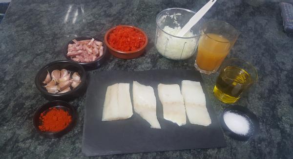 Preparamos todos los ingredientes.
Ponemos la sartén con el aceite y programamos en chuleta.