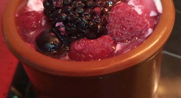 En el fondo del vaso pondremos un poco del coulis de frutos rojos. Vertemos la crema de mascarpone. En la parte superior pondremos otro poco de coulis y adornaremos con unos pocos de frutos rojos