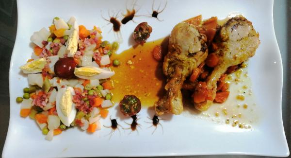 Muslos  de pollo especiado con verduras al jerez  y ensaladilla con crujiente de jamon