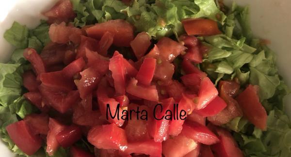 Cortar la lechuga y el tomate en trozos pequeños