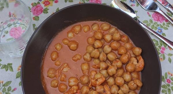 Garbanzos con gambas rojas 