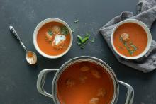 Sopa de tomate con albóndigas