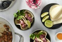 Fajitas de carne con cebollas en escabeche