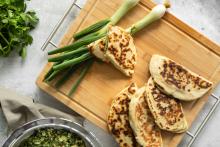 Pan de pita relleno de queso y espinacas