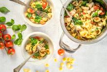 Pasta con verduras y pollo