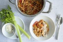 Farfalle en salsa de tomate y verduras